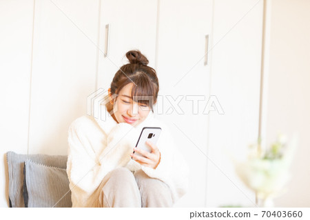 有智慧型手機的女人 70403660
