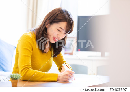 用圓珠筆寫的女人 70403797