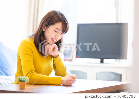 用圓珠筆寫的女人 70403798