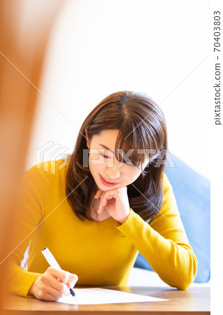 用圓珠筆寫的女人 70403803