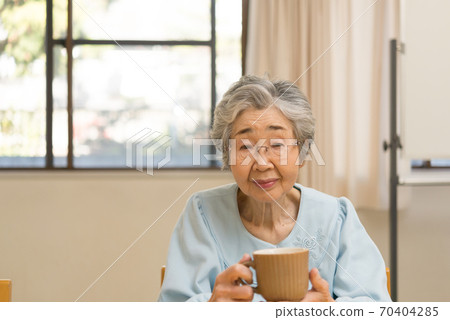 Senior citizens Senior citizens 70404285