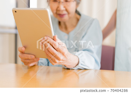 Elderly and tablet Elderly and tablet 70404286