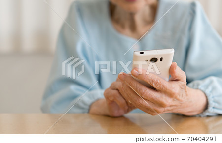 使用智能手機的老年人 70404291