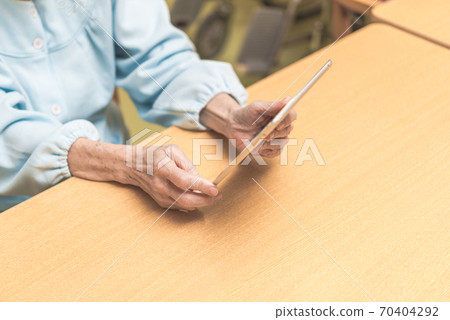 老人和平板電腦 70404292