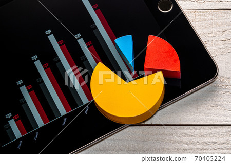 Chart presentation tablet image Chart presentation tablet image 70405224