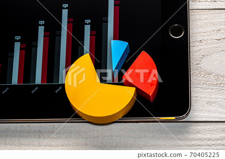 Chart presentation tablet image Chart presentation tablet image 70405225