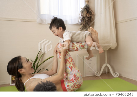 父母和孩子做嬰兒瑜伽 父母和孩子做嬰兒瑜伽 70405245