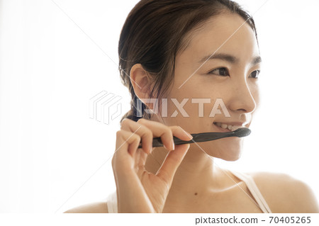 刷牙的女人 刷牙的女人 70405265