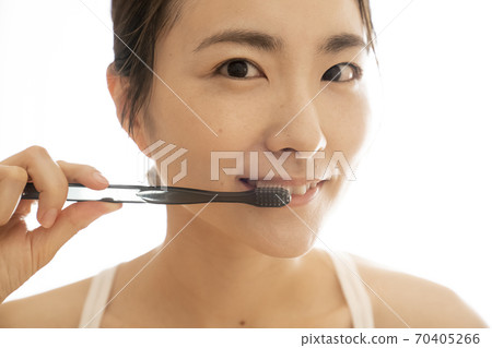 刷牙的女人 刷牙的女人 70405266