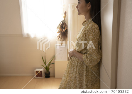 Pregnant women Pregnant women 70405282