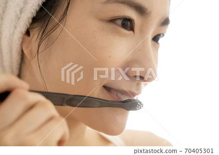 woman brushing teeth 70405301