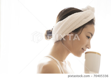 Women with facial cleansing 70405336