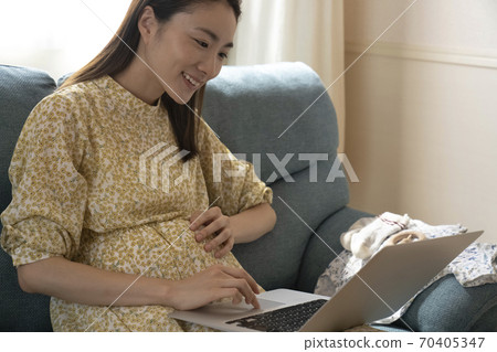 PC and pregnant woman PC and pregnant woman 70405347