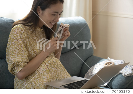 PC and pregnant woman 70405370