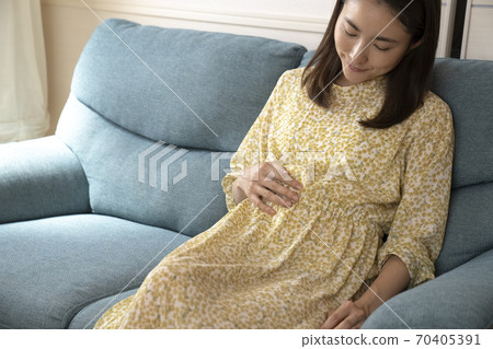 Pregnant women 70405391