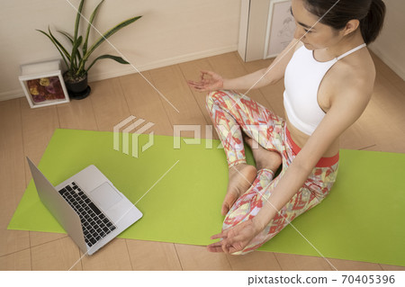 做瑜伽的女人 70405396