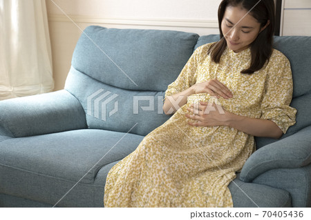 Pregnant women 70405436