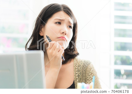 一名婦女在有個人計算機的工作場所擔心 70406178