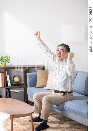 Senior man stretching 70406224