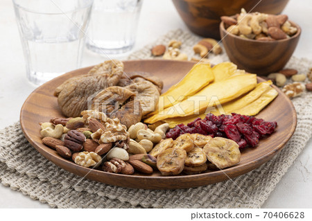 Assorted mixed nuts and dried fruits 70406628