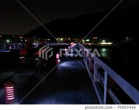 京都嵐山靜夜渡月橋 70407448