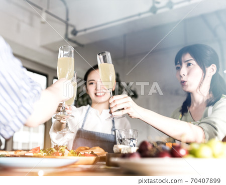 Toast with soft drinks 70407899