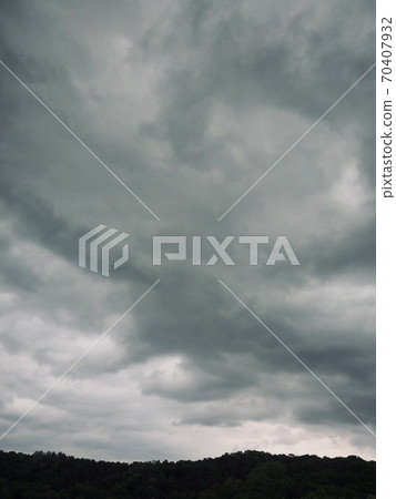 烏雲、天空和山脈 70407932