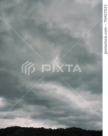烏雲、天空和山脈 70407933