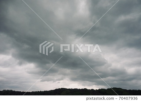 烏雲、天空和山脈 烏雲、天空和山脈 70407936