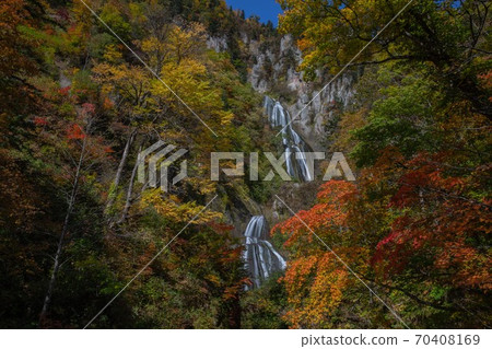 10月,北海道東川町Hagoromo瀑布和秋葉 10月,北海道東川町Hagoromo瀑布和秋葉 70408169