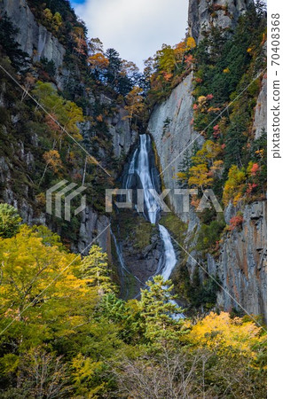 Tenninkyo, Kamikawa-cho, Hokkaido Autumn leaves and galaxy waterfall, meteor waterfall October Tenninkyo, Kamikawa-cho, Hokkaido Autumn leaves and galaxy waterfall, meteor waterfall October 70408368
