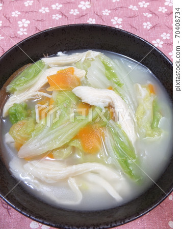 大量高麗菜的雞湯♪ 大量高麗菜的雞湯♪ 70408734