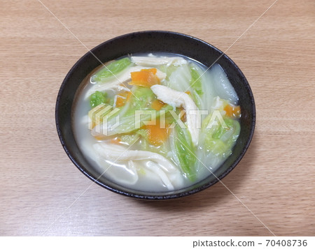 大量高麗菜的雞湯♪ 大量高麗菜的雞湯♪ 70408736
