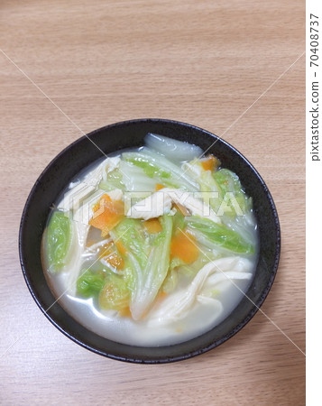 Chicken soup with plenty of Chinese cabbage 70408737