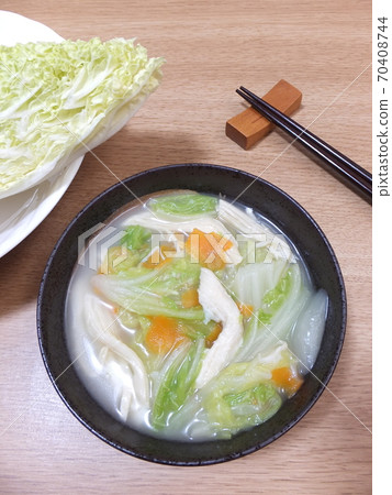 Chicken soup with plenty of Chinese cabbage 70408744