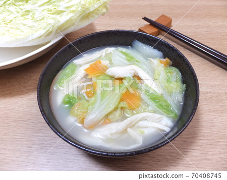 Chicken soup with plenty of Chinese cabbage 70408745