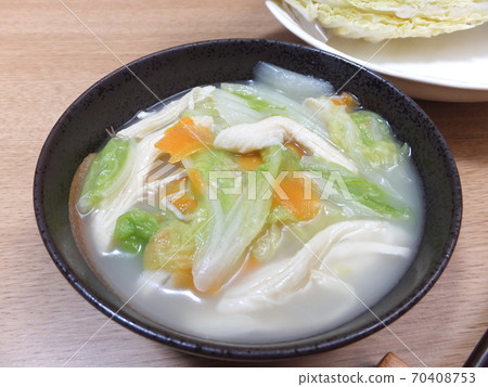 大量高麗菜的雞湯♪ 70408753