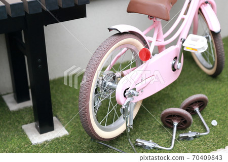 Removing the training wheels and stand from the bike 70409843