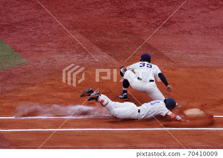 Batter/runner attempting a head slide Batter/runner attempting a head slide 70410009