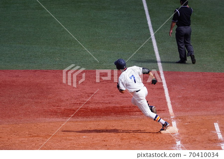 第四名擊球手擊出全壘打並踢出一壘。 70410034