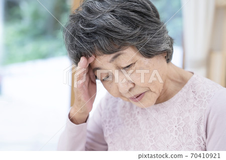 頭痛痛苦的高級女人 頭痛痛苦的高級女人 70410921