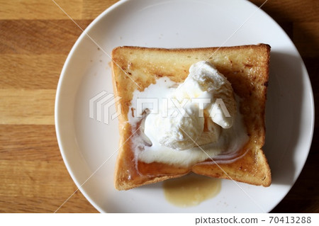 Maple butter toast topped with vanilla ice cream Sweet bread Maple butter toast topped with vanilla ice cream Sweet bread 70413288