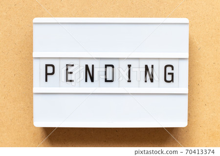 Lightbox with word pending on wood background 70413374
