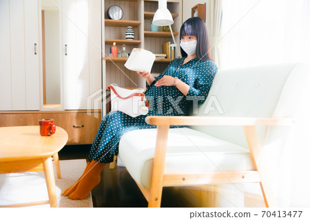 Bag pouch, pregnant woman, preparation for going out 70413477