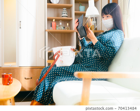 Pregnant women preparing cash 4: 3 for going out Pregnant women preparing cash 4: 3 for going out 70413484