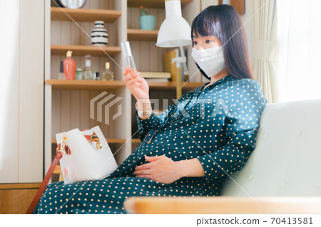 Pregnant women carrying alcohol spray, preparing to go out Pregnant women carrying alcohol spray, preparing to go out 70413581