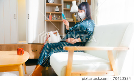 Insect repellent spray Pregnant woman preparation for going out 16: 9 Insect repellent spray Pregnant woman preparation for going out 16: 9 70413584