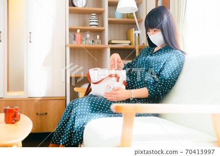 把手放在包裡的孕婦 把手放在包裡的孕婦 70413997