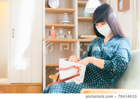 把手放在包裡的孕婦 70414010