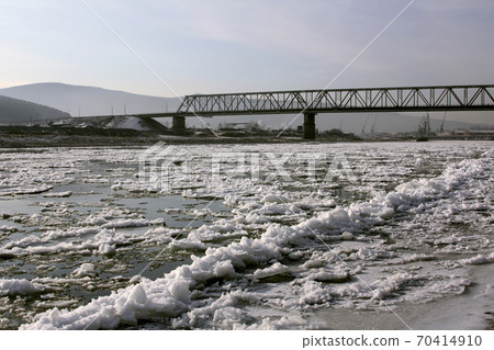 Bridge over the Lena River in the autumn ice drift 70414910
